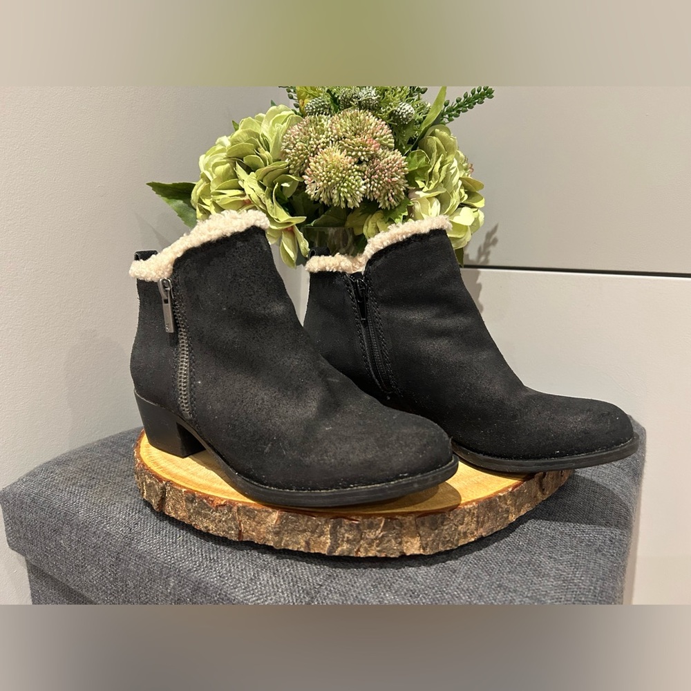 Lucky Brand Basel Sherpa Lined Black Suede Booties Women’s Size 5